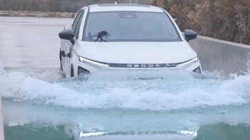 विद्युतीय गाडी ओमोडा इ फाइभको ब्याट्रीमा ‘वाटर वेडिङ’ र ‘अन्डर बडी स्क्रापिङ’को सफल परीक्षण