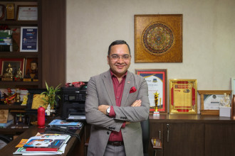 चुनौतीमा टेकेर सफल बनेका मनोज डाक्टर बन्न राजधानी छिरे, बैंकरमा भाग्य कोरे