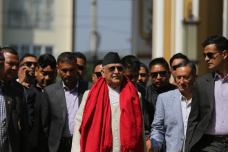 एमालेको केन्द्रीय कमिटी बैठकमा पुगे ओलीसँगै अन्य नेता