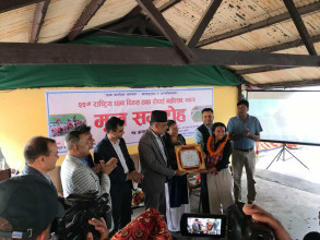 कृषिमन्त्रीद्वारा क्यापिटलकर्मी थारू सम्मानित