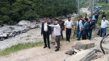 मन्त्री दाहालद्वारा रसुवागढी सडकको निरीक्षणः पुनर्निर्माण र स्तरोन्नतिका लागि निर्देशन