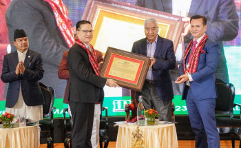 इप्पान ऊर्जा ज्योति सम्मान २०८२ वरिष्ठ ऊर्जाविज्ञ अधिकारीलाई