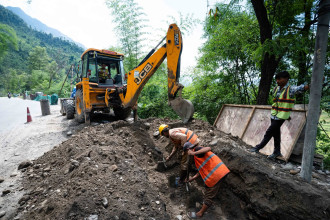 कृष्णभिर सडक मर्मतः ५० सेन्टिमिटर भासिएको सडकमा पाइलिङ हुँदै (तस्बिरसहित) 