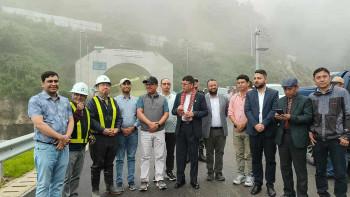 नागढुंगा सुरुङमार्ग निरीक्षणमा निस्किए मन्त्री दाहाल