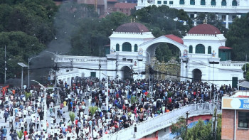 सिंहदरबार कब्जा गरी जेनजी प्रदर्शनकारीले फहराए राष्ट्रिय झण्डा