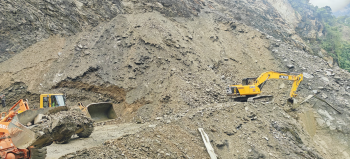 तुइन खोला नजिकै खसेको पहिरो पन्छाउने काम जारी