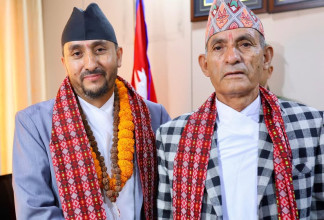 बुबाको हात समातेर सिंहदरबार पुगे सञ्चार मन्त्री खरेल