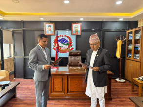 अर्थमन्त्रीसमक्ष बिमा प्राधिकरण अध्यक्ष जनकराज शर्माको शपथ, आजै पद वहाली