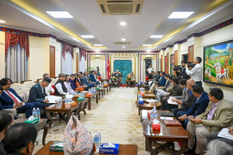 शीतलनिवासमा प्रधानमन्त्रीसहित सर्वदलीय बैठक सुरु, दोस्रो तहका नेताहरूको बाक्लो सहभागिता