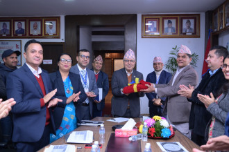 अर्थ मन्त्रीलाई महालेखाले बुझायो प्रतिवेदन, सरकारको सञ्चित कोषमा १ खर्ब ९ अर्ब ऋणात्मक