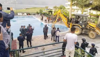 पोखरामा फेवाताल अतिक्रमित संरचना भत्काउन सुरु, कर्ण शाक्यको होटल वाटर फ्रन्टमा चल्यो डोजर