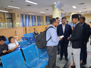 सुन्धाराको नेपाल टेलिकम कार्यालय पुगे सञ्चार मन्त्री, सेवाग्राहीलाई गुणस्तरीय सेवा दिन निर्देशन