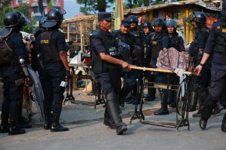 थापाथलीको सुकुम्वासी बस्तीमा चल्यो डोजर (तस्बिरहरू)