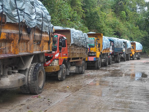 बन्चरेडाँडामा फेरि अवरोध, फोहोर बोकेका गाडी बाटोमै रोकिए (तस्बिरहरु)