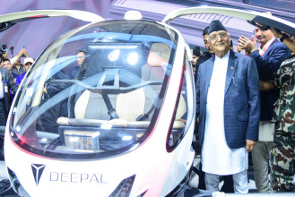 प्रधानमन्त्री ओलीले सार्वजनिक गरे नेपालमा पहिलो दिपलको उड्ने ट्याक्सी