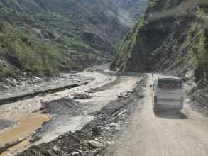 बीपी राजमार्गमा अवरुद्ध, सवारीसाधन ‘होल्ड’