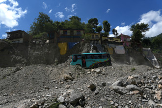 पहिरो र लेदो खसेपछि बीपी राजमार्ग दुईतर्फी अवरुद्ध
