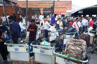 जब युद्धले उडान राेकिएका बेला यात्रुले विमानस्थलको संवेदनशील क्षेत्रमै नाराबाजी गरे...
