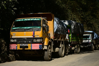 कुलमानले वार्तामा बाेलाए बन्चरेडाँडाका स्थानीय प्रतिनिधि, बाटाेमै राेकिए फोहाेरका २५० गाडी