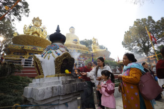 स्वयम्भूमा बिहानैदेखि भक्तजनको घुइँचो (तस्बिरहरु)