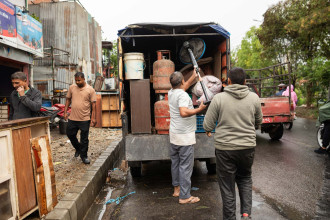 डोजर त्रासपछि शंखमूल–बुद्धनगर सुकुम्बासी आफैँ सामान सार्न व्यस्त (तस्बिरहरू)