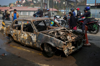 सुकेधारा र नैकापमा दुई गाडीमा आगजनी, दुर्गा प्रसाईं समूहले गरेको प्रहरी आशंका