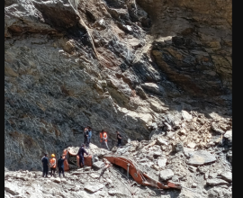 सडक खन्ने क्रममा पहिरोमा पुरिएर एक्साभेटर चालकको मृत्यु