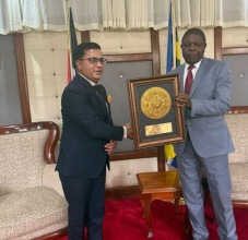 केन्या संसदद्वारा वाणिज्यदूत चन्द्र टण्डन सम्मानित