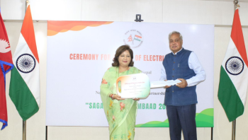 सगरमाथा संवादका लागि भारतबाट १५ वटा ईभी गाडी सहयोग, परराष्ट्रमन्त्रीलाई हस्तान्तरण