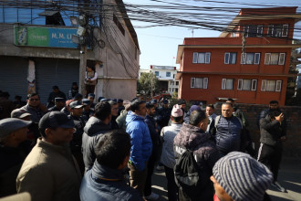 कांग्रेस कार्यालयमा लफडा, नेताहरु अर्कै गेटबाट छिरे (तस्बिरहरु)