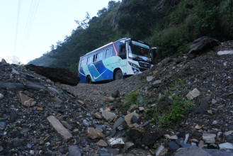 यस्तो छ बाह्रबिसे तातोपानी सडकको अवस्था (तस्बिरहरु)