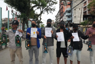 अछाममा कहिले बल्छ बिजुली, लालटिन बोकेर युवा माइतीघरमा (तस्बिरहरू)