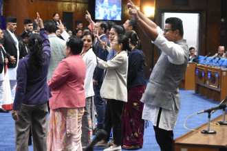 झण्डै २ घण्टा ढिलागरी संसद बैठक सुरु,  रास्वपा र राप्रपाको अवरोध कायमै