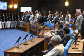 प्रतिपक्षीको अडान कायमै, प्रतिनिधिसभाको बैठक आधा घण्टाका लागि स्थगित