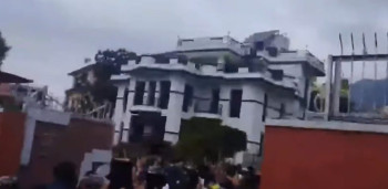 प्रदर्शनकारीले गरे कांग्रेस सभापति देउवाको निवासमा आगजनी