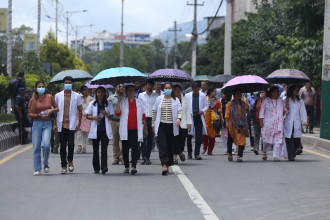 सेतो कोटसहित डाक्टरहरु सडकमा, बिरामीको बिचल्ली