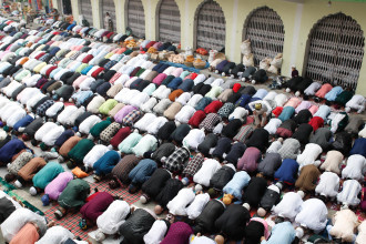 इद उल फित्र पर्व मनाइँदै, मुस्लिम समुदायमा खुसीपूर्वक दान गरेर दीनदुःखीलाई बाँड्ने चलन