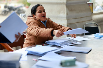 निर्वाचन आयोगमा चुनावका लागि व्यस्त कर्मचारी (तस्बिरहरु)