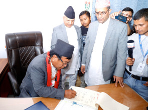 मन्त्रालयमै सुत्न शिक्षा मन्त्री पुनले दिए खाटको व्यवस्था गर्न निर्देशन