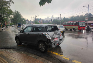 एयरपोर्ट जाँदै गरेकाे बस दुर्घटना हुँदा १५ जना घाइते 