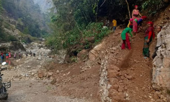 ग्वारखोलामा पुल नहुँदा बर्खामा आवतजावत नै ठप्प, स्थानीयले बनाउन थाले पुल 