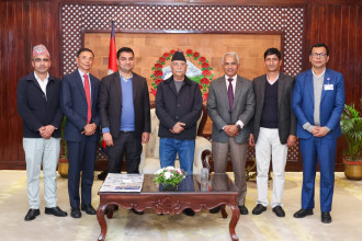 स्वास्थ्यमन्त्रीले प्रधानमन्त्रीसमक्ष पेस गरे स्वास्थ्य बिमा सुधार कार्ययोजना प्रतिवेदन