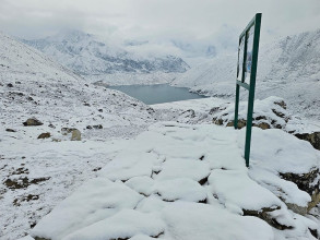 पर्यटकीय सिजनमै खुम्बुमा हिमपात, स्थानीय भन्छन्– ‘मौसमको तालमेल हरायो’