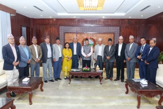 प्रधानमन्त्रीलाई कामको प्रगतिबारे भूमि आयोगका पदाधिकारीद्वारा ‘ब्रिफिङ’