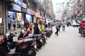 न्यूरोडमा फेरि सडकमै पार्किङ, खुले व्यवसायिक सटर (तस्बिरहरु)