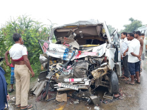 सवारी दुर्घटना हुँदा तीन जनाको मृत्यु,१५ घाइते