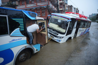 भारी वर्षाका कारण कोटेश्वर-भक्तपुर सडकमा फस्यो बस (तस्बिरहरू)