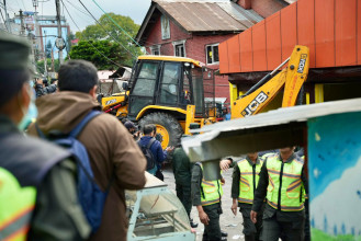 काठमाडाैं महानगरले थापाथलीको ट्राफिक प्रहरी बिटमा चलायो डोजर (तस्बिरहरु)