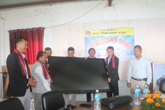 भोजपुर क्याम्पसलाई ६ लाखको स्मार्ट बोर्ड हस्तान्तरण