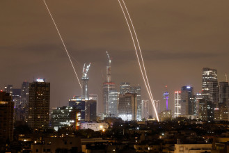 इरानमाथि हमलासँगै एक्लिएको अमेरिकाले भन्योः इरानी तेल बिक्री गर्न ३० दिनको अनुमति